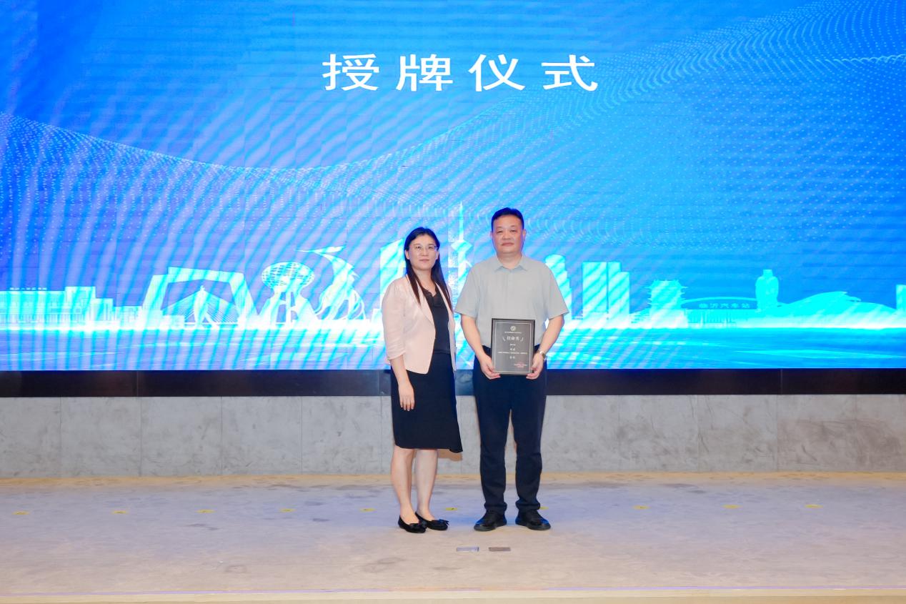 1755912617204815.jpg 邱海霞为刘建颁发任命书。